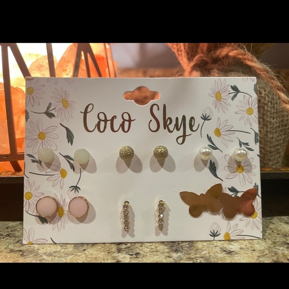 ✨2/$10 Cute pack of girly/pastel studs - Picture 2 of 3